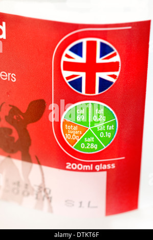 Sainsbury Magermilch mit Zeichen / Logos des Verkehrs Licht System & Britsh Union Jack Stockfoto