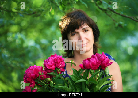 Frau in einem Garten mit Haufen von Blumen-soft-Fokus Stockfoto