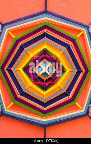 Huichol (Mexiko) Kunst Handwerk - Ojo de Dios - Stockfoto