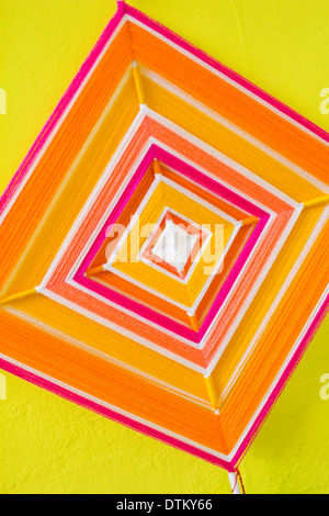 Huichol (Mexiko) Kunst Handwerk - Ojo de Dios - Stockfoto