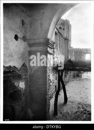 Ruine der Mission Tumacacori, zeigt einen Holztisch, in der Nähe von Tucson, Arizona, ca.1908 Stockfoto