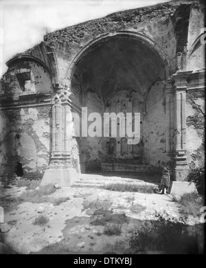 Die Ruinen der Kirche und des Altars in Mission San Juan Capistrano, fotografiert 1901, zeigen die historischen Überreste. Stockfoto