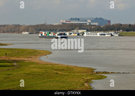 Blick auf den Rheinwiesen an der Arena & Trade Fair Hallen mit Hotel Boote, Düsseldorf, NRW, Deutschland Stockfoto