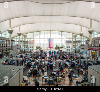 Sicherheits-Linien am internationalen Flughafen Denver, Colorado, USA Stockfoto