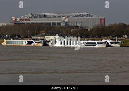 Blick auf den Rhein, die Arena & Trade Fair Hallen mit Hotel Boote, Düsseldorf, NRW, Deutschland Stockfoto