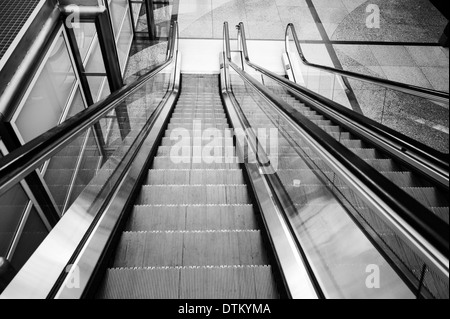 Schwarzen & weißen Blick auf Rolltreppe, Flughafen, Colorado, USA Stockfoto