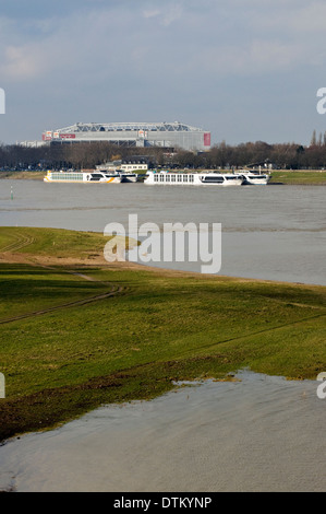 Blick auf den Rheinwiesen an der Arena & Trade Fair Hallen mit Hotel Boote, Düsseldorf, NRW, Deutschland Stockfoto