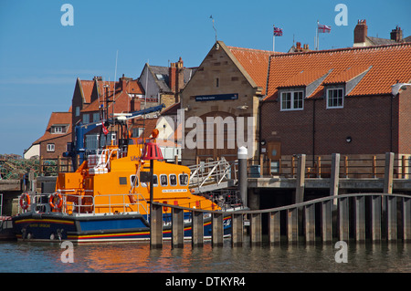 RNLI Rettungsboot 'George and Mary Webb' in Whitby North Yorkshire England RNLB George und Mary Webb an seinen Liegeplätzen Stockfoto