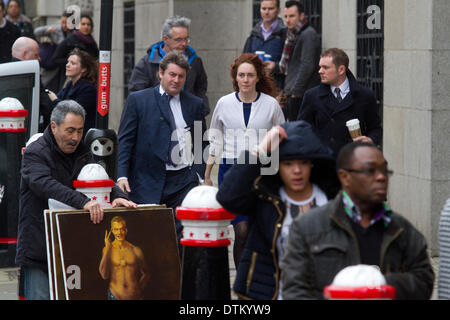 London UK. 20. Februar 2014. Frühere News International executive Rebekah Brooks im Old Bailey mit Ehemann Charlie Brooks als die Verteidigung kommt beginnen ihren Fall. Rebekah Brooks zusammen mit ehemaligen Downing Street Direktor von Kommunikationen Andy Coulson und sechs andere Beklagten Gesicht Telefon hacking Gebühren von Prominenten und Opfer von Straftaten durch die mittlerweile aufgelösten New World Zeitung Credit: Amer Ghazzal/Alamy Live-Nachrichten Stockfoto