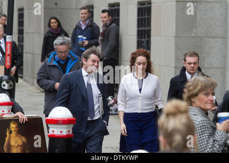 London UK. 20. Februar 2014. Frühere News International executive Rebekah Brooks im Old Bailey mit Ehemann Charlie Brooks als die Verteidigung kommt beginnen ihren Fall. Rebekah Brooks zusammen mit ehemaligen Downing Street Direktor von Kommunikationen Andy Coulson und sechs andere Beklagten Gesicht Telefon hacking Gebühren von Prominenten und Opfer von Straftaten durch die mittlerweile aufgelösten New World Zeitung Credit: Amer Ghazzal/Alamy Live-Nachrichten Stockfoto