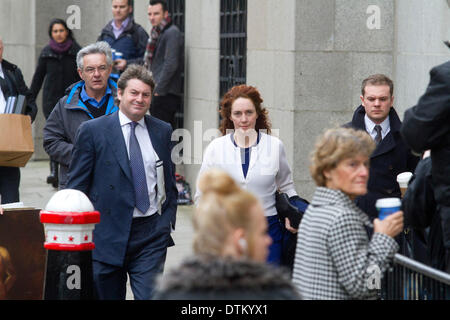 London UK. 20. Februar 2014. Frühere News International executive Rebekah Brooks im Old Bailey mit Ehemann Charlie Brooks als die Verteidigung kommt beginnen ihren Fall. Rebekah Brooks zusammen mit ehemaligen Downing Street Direktor von Kommunikationen Andy Coulson und sechs andere Beklagten Gesicht Telefon hacking Gebühren von Prominenten und Opfer von Straftaten durch die mittlerweile aufgelösten New World Zeitung Credit: Amer Ghazzal/Alamy Live-Nachrichten Stockfoto