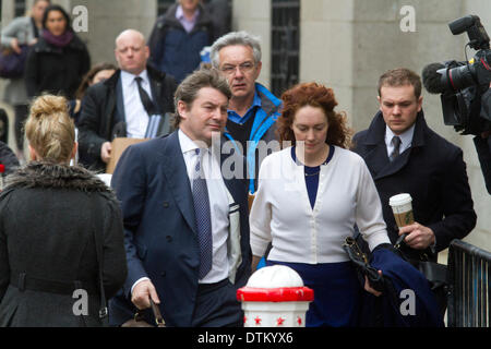 London UK. 20. Februar 2014. Frühere News International executive Rebekah Brooks im Old Bailey mit Ehemann Charlie Brooks als die Verteidigung kommt beginnen ihren Fall. Rebekah Brooks zusammen mit ehemaligen Downing Street Direktor von Kommunikationen Andy Coulson und sechs andere Beklagten Gesicht Telefon hacking Gebühren von Prominenten und Opfer von Straftaten durch die mittlerweile aufgelösten New World Zeitung Credit: Amer Ghazzal/Alamy Live-Nachrichten Stockfoto