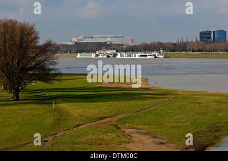 Blick auf den Rheinwiesen an der Arena & Trade Fair Hallen mit Hotel Boote, Düsseldorf, NRW, Deutschland Stockfoto