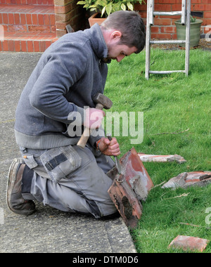 Dachdecker Handwerker Reparatur von Sturmschäden an ein Ziegeldach-tools Stockfoto