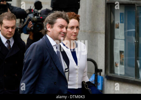 London UK. 20. Februar 2014. Frühere News International executive Rebekah Brooks im Old Bailey mit Ehemann Charlie Brooks als die Verteidigung kommt beginnen ihren Fall. Rebekah Brooks zusammen mit ehemaligen Downing Street Direktor von Kommunikationen Andy Coulson und sechs andere Beklagten Gesicht Telefon hacking Gebühren von Prominenten und Opfer von Straftaten durch die mittlerweile aufgelösten New World Zeitung Credit: Amer Ghazzal/Alamy Live-Nachrichten Stockfoto