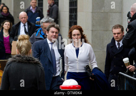 London UK. 20. Februar 2014. Frühere News International executive Rebekah Brooks im Old Bailey mit Ehemann Charlie Brooks als die Verteidigung kommt beginnen ihren Fall. Rebekah Brooks zusammen mit ehemaligen Downing Street Direktor von Kommunikationen Andy Coulson und sechs andere Beklagten Gesicht Telefon hacking Gebühren von Prominenten und Opfer von Straftaten durch die mittlerweile aufgelösten New World Zeitung Credit: Amer Ghazzal/Alamy Live-Nachrichten Stockfoto