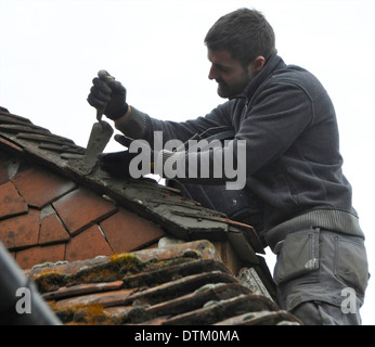 Dachdecker Handwerker Reparatur von Sturmschäden an ein Ziegeldach-tools Stockfoto