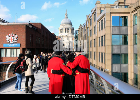 Vereinigtes Königreich Stadt von London das Millenium Brücke zwei Chelsea Rentner posiert mit Touristen Stockfoto