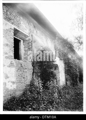 Eine Seitenansicht der Kirche in Mission San Juan Bautista, die um 1903 aufgenommen wurde und die architektonischen Details des historischen Gebäudes zeigt. Stockfoto