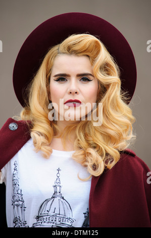 Paloma Faith kommt für die Burberry Prorsum Womenswear. Stockfoto