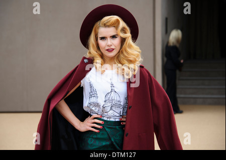 Paloma Faith kommt für die Burberry Prorsum Womenswear. Stockfoto