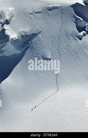 Abstieg vom Gipfel des Mont Blanc in den französischen Alpen über Chamonix Kletterer. Stockfoto