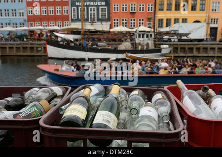 Stapel von leeren Weinflaschen. Nyhavn. Hafen von Kopenhagen. Dänemark Stockfoto