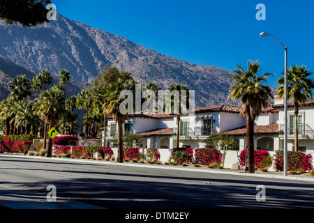 Eigentumswohnungen, geschmückt mit Bougainvillea in Palm Springs Kalifornien Februar 2014 auf Palm Canyon Drive Stockfoto