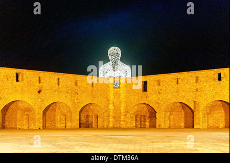 Europa, Frankreich, Alpes-Maritimes, Antibes. Bastion Saint Jaume, Skulptur des katalanischen Künstlers Jaume Plensa berechtigt Nomade in der Nacht. Stockfoto