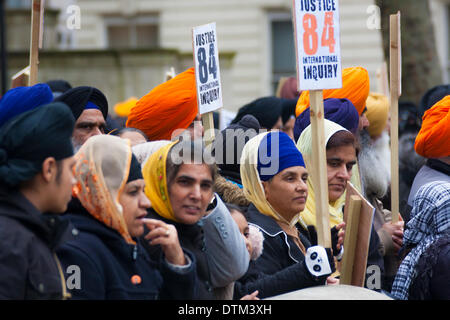 London, 20. Februar 2014. Sikhs aus ganz England versammelt, um außerhalb der Downing Street protestieren vor Auslieferung eine Petition an Nummer 10 fordern eine unabhängige öffentliche Untersuchung britischer Beteiligung an das Massaker von Amritsar Sikh 1984. Bildnachweis: Paul Davey/Alamy Live-Nachrichten Stockfoto