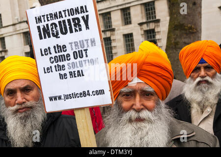 London, 20. Februar 2014. Sikhs aus ganz England versammelt, um außerhalb der Downing Street protestieren vor Auslieferung eine Petition an Nummer 10 fordern eine unabhängige öffentliche Untersuchung britischer Beteiligung an das Massaker von Amritsar Sikh 1984. Bildnachweis: Paul Davey/Alamy Live-Nachrichten Stockfoto