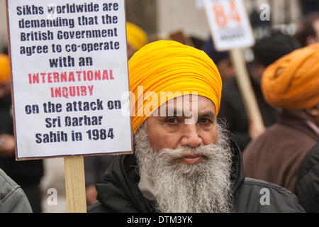 London, 20. Februar 2014. Sikhs aus ganz England versammelt, um außerhalb der Downing Street protestieren vor Auslieferung eine Petition an Nummer 10 fordern eine unabhängige öffentliche Untersuchung britischer Beteiligung an das Massaker von Amritsar Sikh 1984. Bildnachweis: Paul Davey/Alamy Live-Nachrichten Stockfoto