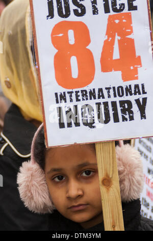 London, 20. Februar 2014. Sikhs aus ganz England versammelt, um außerhalb der Downing Street protestieren vor Auslieferung eine Petition an Nummer 10 fordern eine unabhängige öffentliche Untersuchung britischer Beteiligung an das Massaker von Amritsar Sikh 1984. Bildnachweis: Paul Davey/Alamy Live-Nachrichten Stockfoto