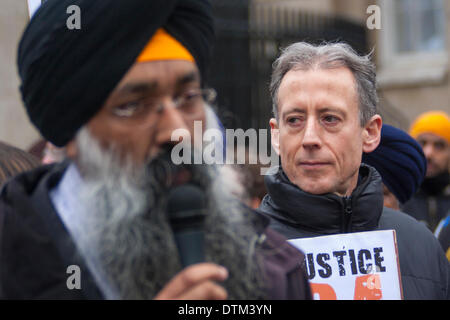 London, 20. Februar 2014. Sikhs aus ganz England versammelt, um außerhalb der Downing Street protestieren vor Auslieferung eine Petition an Nummer 10 fordern eine unabhängige öffentliche Untersuchung britischer Beteiligung an das Massaker von Amritsar Sikh 1984. Bildnachweis: Paul Davey/Alamy Live-Nachrichten Stockfoto