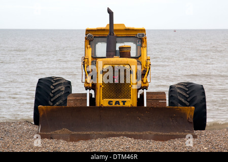 Caterpillar Tractor auf Aldeburgh Strand Angelboote/Fischerboote in und aus dem Meer zu schleppen Stockfoto