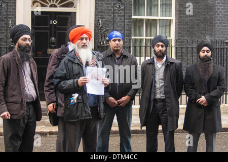 London, 20. Februar 2014. Sikhs aus ganz England versammelt, um außerhalb der Downing Street protestieren vor Auslieferung eine Petition an Nummer 10 fordern eine unabhängige öffentliche Untersuchung britischer Beteiligung an das Massaker von Amritsar Sikh 1984. Bildnachweis: Paul Davey/Alamy Live-Nachrichten Stockfoto