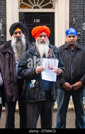 London, 20. Februar 2014. Sikhs aus ganz England versammelt, um außerhalb der Downing Street protestieren vor Auslieferung eine Petition an Nummer 10 fordern eine unabhängige öffentliche Untersuchung britischer Beteiligung an das Massaker von Amritsar Sikh 1984. Bildnachweis: Paul Davey/Alamy Live-Nachrichten Stockfoto