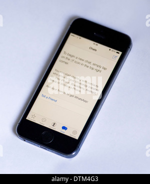 Ein iPhone 5 s auf weißem Hintergrund, zeigt die Whatsapp app anzeigen Anweisungen, um einen neuen Chat starten. Stockfoto