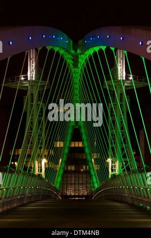 Die Millennium Brücke in der Nacht, Salford Quays, größere Manchester, UK.  Auch bekannt als die Lowry-Fußgängerbrücke. Stockfoto