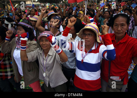 Anti-Regierungs-Demonstranten marschieren Siom unterwegs während einer Kundgebung in Bangkok. Stockfoto