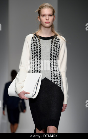 Ein Model trägt eine Design erstellt von J. JS Lee während der London Fashion Week Herbst/Winter 2014, im Somerset House im Zentrum von London. Stockfoto