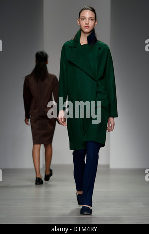 Ein Model trägt eine Design erstellt von J. JS Lee während der London Fashion Week Herbst/Winter 2014, im Somerset House im Zentrum von London. Stockfoto