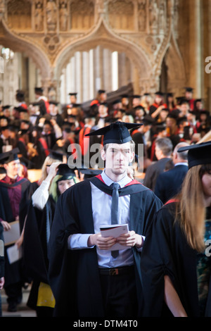 Studentin zu Fuß zurück von seiner Auszeichnung während einer Abschlussfeier der Universität in Bristol Kathedrale. Stockfoto