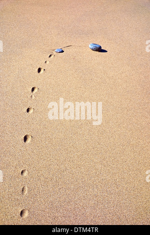 Abdrücke von dem springenden Kiesel auf der Isle of Harris, äußeren Hebriden, Schottland im Luskentyre Strand gelassen. Stockfoto