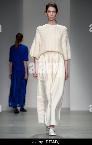 Ein Model trägt eine Design erstellt von J. JS Lee während der London Fashion Week Herbst/Winter 2014, im Somerset House im Zentrum von London. Stockfoto