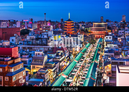 Tokyo, Japan Stadtbild im Stadtteil Asakusa über Senso-Ji Tempel. Stockfoto