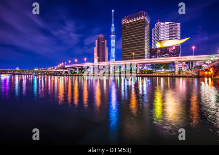 Tokyo Japan Skyline auf dem Sumida-Fluss. Stockfoto