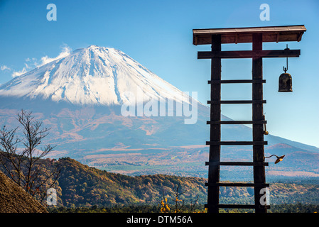 Berg Fuji und eine alte Dorf Bell tower in Japan. Stockfoto