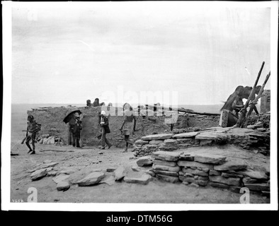 Zwei Hopi Schlange Priester bei Sonnenaufgang zu jagen für zeremonielle Schlangen am ersten Tag des Snake Dance Zeremonie am Pueblo von Oraibi, California, Ca. 1898 Stockfoto