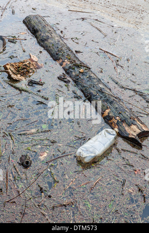 Holzpfosten, Kunststoff-Flaschen und anderen Müll und Schutt schwimmen auf der Oberfläche eines Kanals nach schweren Überschwemmungen und Stürme. Stockfoto